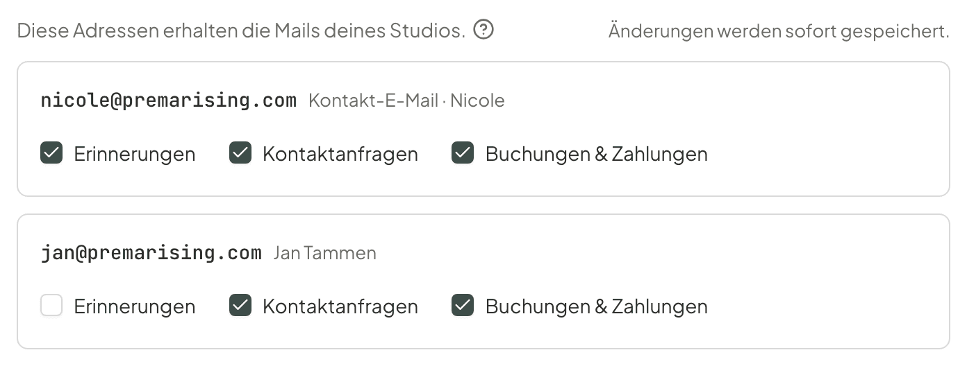 Die Benachrichtigungs-Einstellungen im luno-Dashboard: pro E-Mail-Adresse eine Karte mit je einem Haken für Erinnerungen, Kontaktanfragen sowie Buchungen und Zahlungen. Bei der zweiten Adresse sind die Erinnerungen abgewählt.